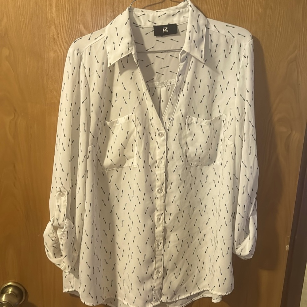 White with black arrow print blouses size xl